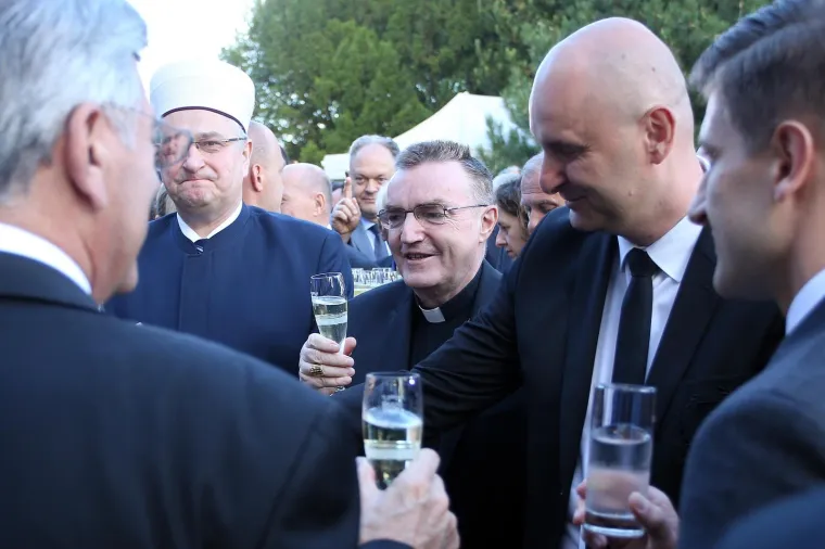 VELIKA FOTOGALERIJA: Evo kako je izgledao prijem kod predsjednice za Dan državnosti