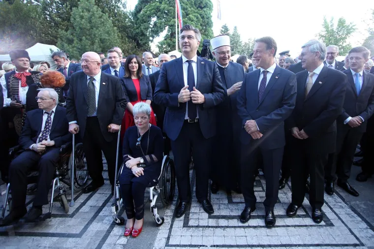 VELIKA FOTOGALERIJA: Evo kako je izgledao prijem kod predsjednice za Dan državnosti