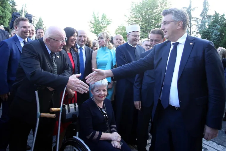 VELIKA FOTOGALERIJA: Evo kako je izgledao prijem kod predsjednice za Dan državnosti