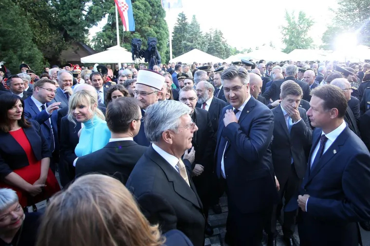 VELIKA FOTOGALERIJA: Evo kako je izgledao prijem kod predsjednice za Dan državnosti