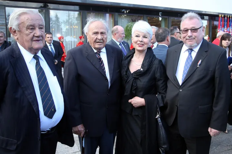 VELIKA FOTOGALERIJA: Evo kako je izgledao prijem kod predsjednice za Dan državnosti