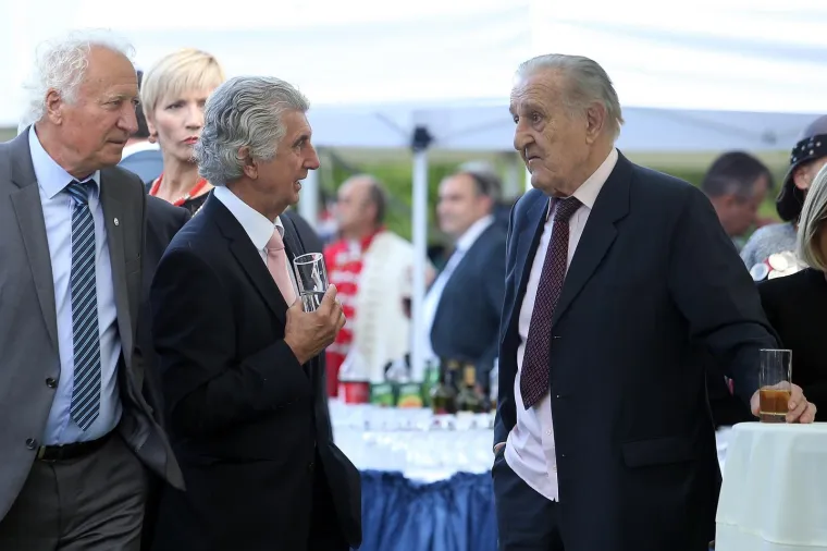 VELIKA FOTOGALERIJA: Evo kako je izgledao prijem kod predsjednice za Dan državnosti