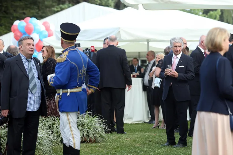 VELIKA FOTOGALERIJA: Evo kako je izgledao prijem kod predsjednice za Dan državnosti