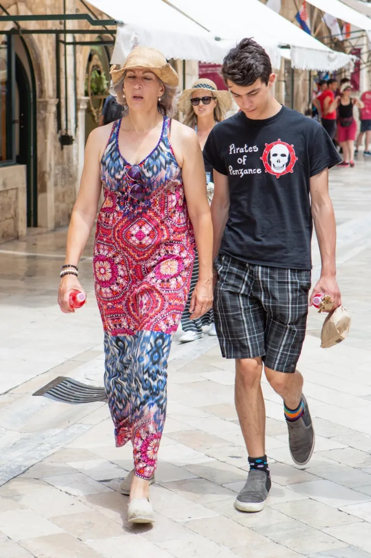 'DJEVOJKE U LJETNIM HALJINAMA VOLIM': Cure &scaron;eću Dubrovnikom u &scaron;arenim kombinacijama koje mnogo otkrivaju