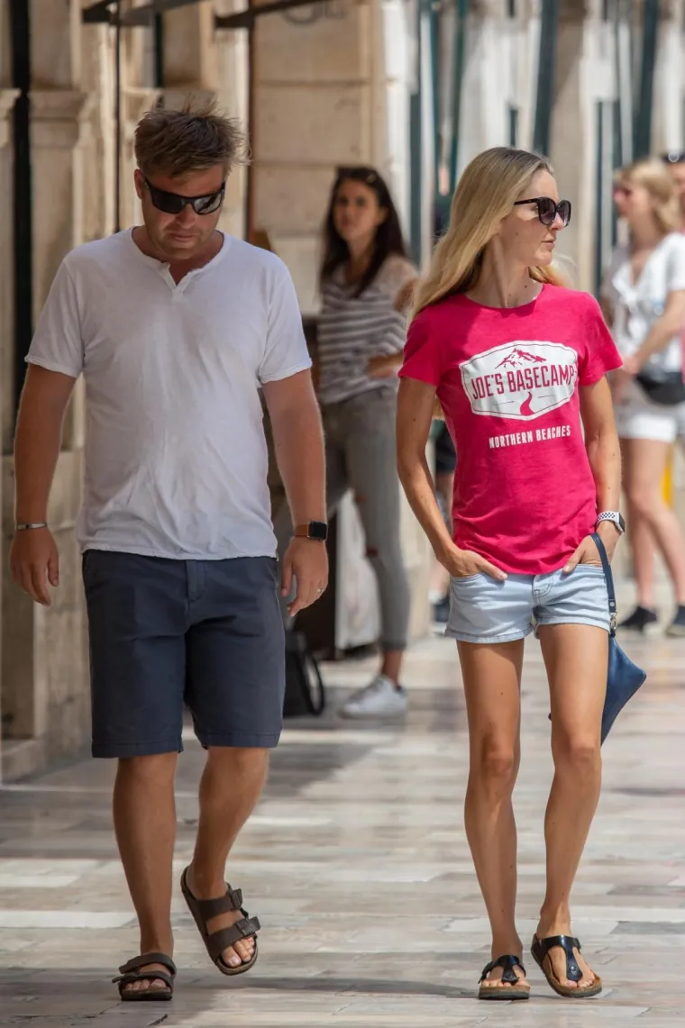 'DJEVOJKE U LJETNIM HALJINAMA VOLIM': Cure &scaron;eću Dubrovnikom u &scaron;arenim kombinacijama koje mnogo otkrivaju