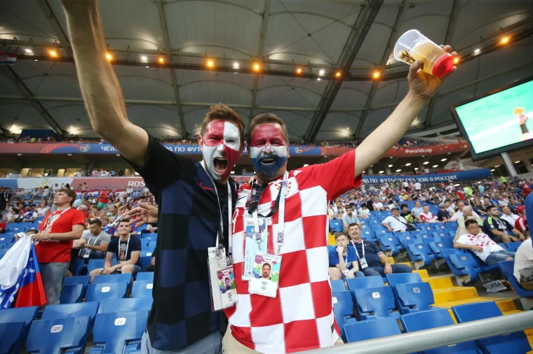 ATMOSFERA NA TRIBINAMA: Navijači bodre neporažene Vatrene