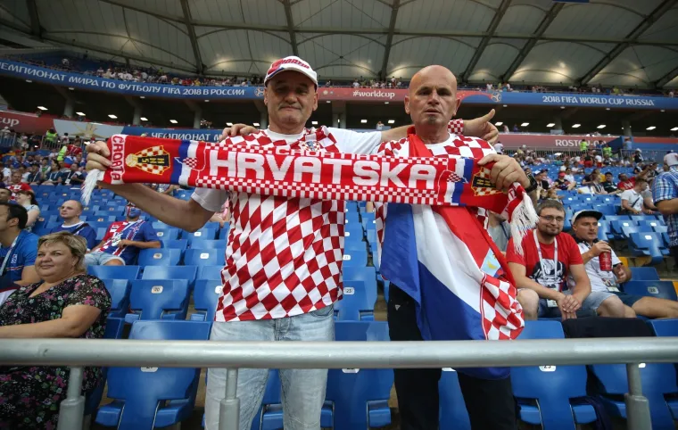 ATMOSFERA NA TRIBINAMA: Navijači bodre neporažene Vatrene