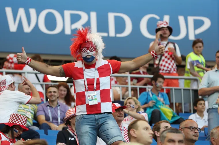 ATMOSFERA NA TRIBINAMA: Navijači bodre neporažene Vatrene