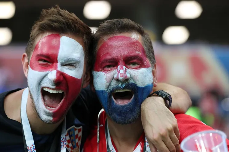 ATMOSFERA NA TRIBINAMA: Navijači bodre neporažene Vatrene