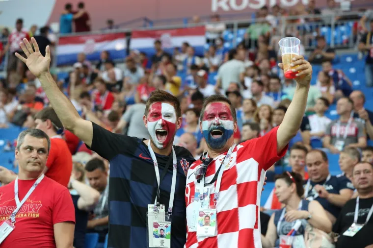 ATMOSFERA NA TRIBINAMA: Navijači bodre neporažene Vatrene