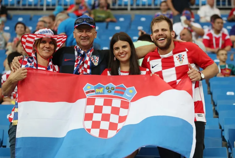 ATMOSFERA NA TRIBINAMA: Navijači bodre neporažene Vatrene