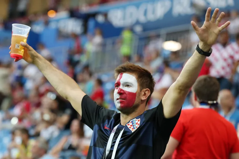 ATMOSFERA NA TRIBINAMA: Navijači bodre neporažene Vatrene