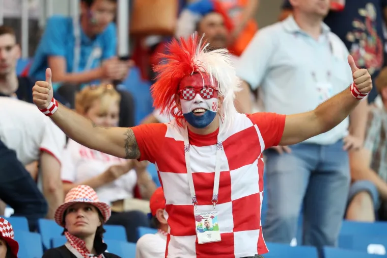 ATMOSFERA NA TRIBINAMA: Navijači bodre neporažene Vatrene