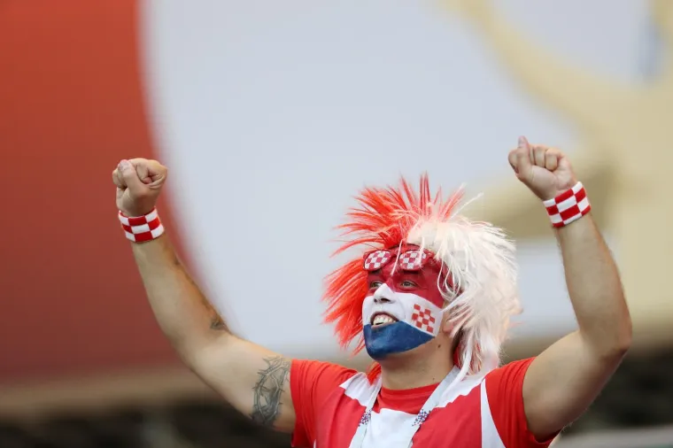 ATMOSFERA NA TRIBINAMA: Navijači bodre neporažene Vatrene