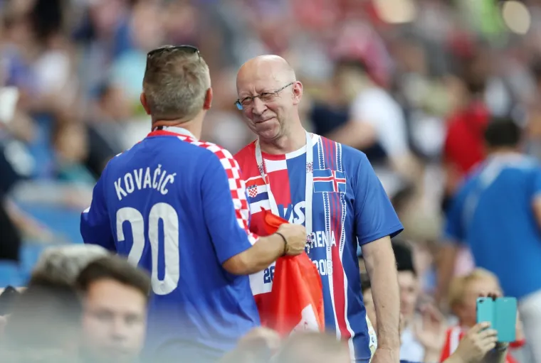 ATMOSFERA NA TRIBINAMA: Navijači bodre neporažene Vatrene