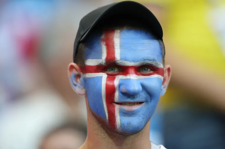 ATMOSFERA NA TRIBINAMA: Navijači bodre neporažene Vatrene