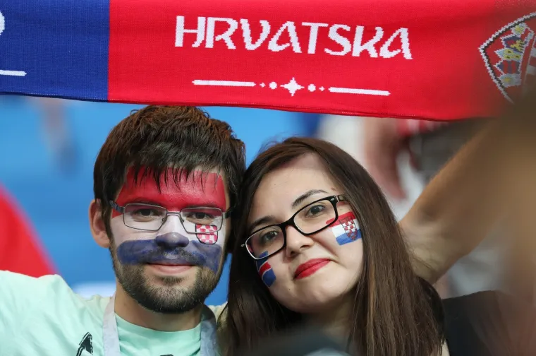 ATMOSFERA NA TRIBINAMA: Navijači bodre neporažene Vatrene