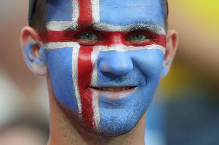 ATMOSFERA NA TRIBINAMA: Navijači bodre neporažene Vatrene