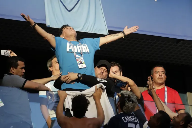 Maradona opet divljao: Pokazivao srednji prst kada je Argentina zabila za prolazak