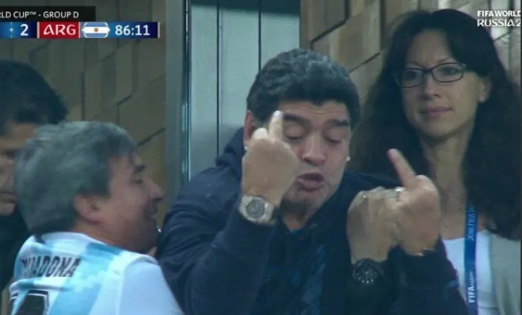 Maradona opet divljao: Pokazivao srednji prst kada je Argentina zabila za prolazak