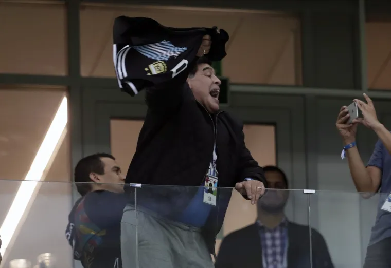 Maradona opet divljao: Pokazivao srednji prst kada je Argentina zabila za prolazak