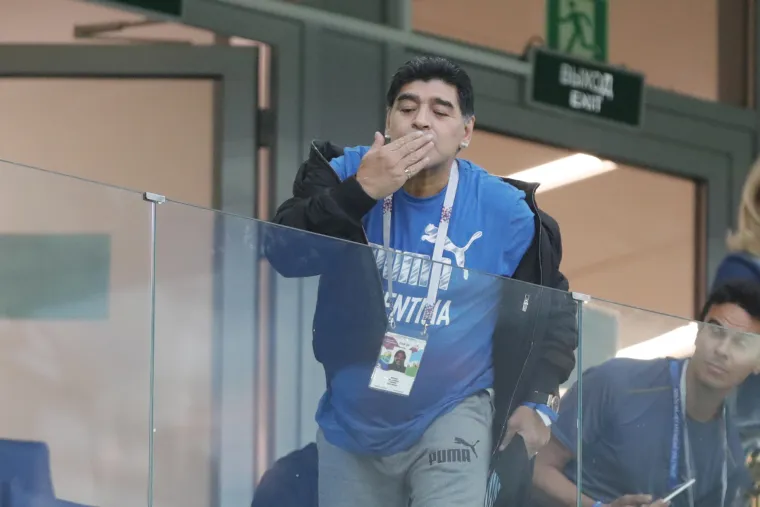Maradona opet divljao: Pokazivao srednji prst kada je Argentina zabila za prolazak