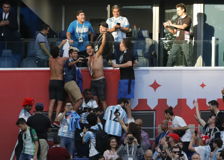Maradona opet divljao: Pokazivao srednji prst kada je Argentina zabila za prolazak