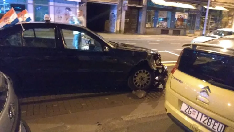 U Tratinskoj ulici u Zagrebu ne&scaron;to iza 22 i 30 do&scaron;lo je do veće prometne nesreće.
Kako doznajemo, sudarili su se taksi i osobni automobil pri čemu je vidljivo da su vozila skroz demolirana.
Na teren je iza&scaron;la policija i hitna pomoć i za sada jo&scaron; uvijek nije poznato kakve ozlijede su zadobili sudionici nesreće kao ni to &scaron;to je uzrokovalo spomenuti sudar.