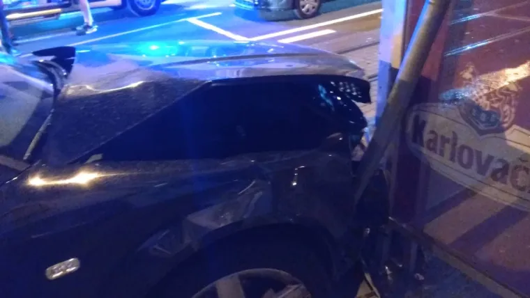 U Tratinskoj ulici u Zagrebu ne&scaron;to iza 22 i 30 do&scaron;lo je do veće prometne nesreće.
Kako doznajemo, sudarili su se taksi i osobni automobil pri čemu je vidljivo da su vozila skroz demolirana.
Na teren je iza&scaron;la policija i hitna pomoć i za sada jo&scaron; uvijek nije poznato kakve ozlijede su zadobili sudionici nesreće kao ni to &scaron;to je uzrokovalo spomenuti sudar.