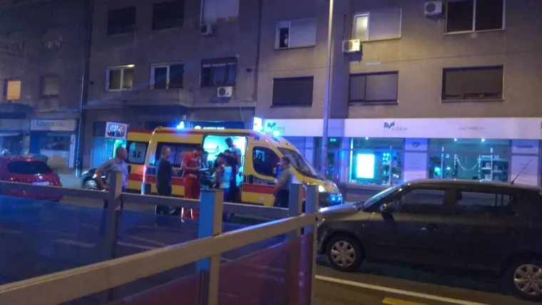 U Tratinskoj ulici u Zagrebu ne&scaron;to iza 22 i 30 do&scaron;lo je do veće prometne nesreće.
Kako doznajemo, sudarili su se taksi i osobni automobil pri čemu je vidljivo da su vozila skroz demolirana.
Na teren je iza&scaron;la policija i hitna pomoć i za sada jo&scaron; uvijek nije poznato kakve ozlijede su zadobili sudionici nesreće kao ni to &scaron;to je uzrokovalo spomenuti sudar.
