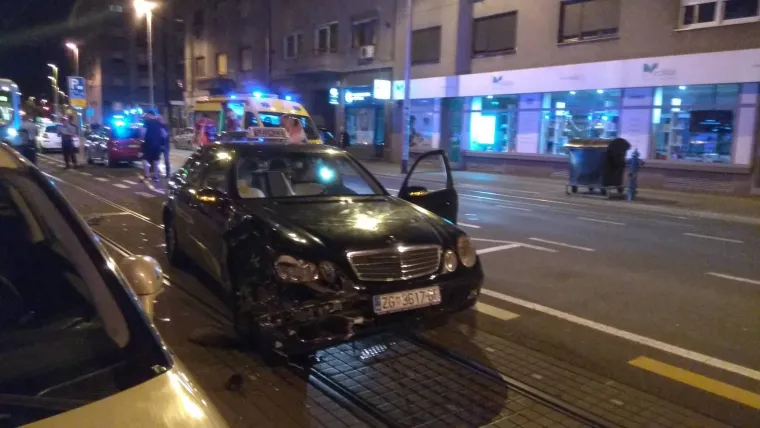 U Tratinskoj ulici u Zagrebu ne&scaron;to iza 22 i 30 do&scaron;lo je do veće prometne nesreće.
Kako doznajemo, sudarili su se taksi i osobni automobil pri čemu je vidljivo da su vozila skroz demolirana.
Na teren je iza&scaron;la policija i hitna pomoć i za sada jo&scaron; uvijek nije poznato kakve ozlijede su zadobili sudionici nesreće kao ni to &scaron;to je uzrokovalo spomenuti sudar.
