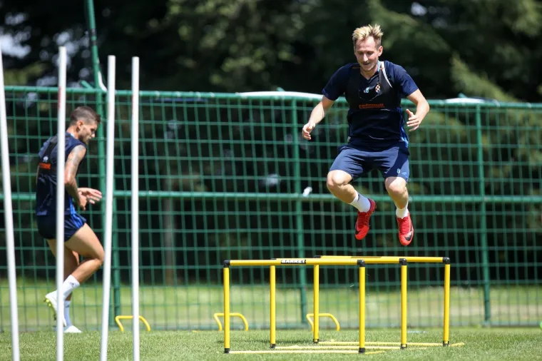 DOK VATRENI IGRAJU, DINAMOVCI SE PRIPREMAJU: Modri odradili trening u Moravskim Toplicama