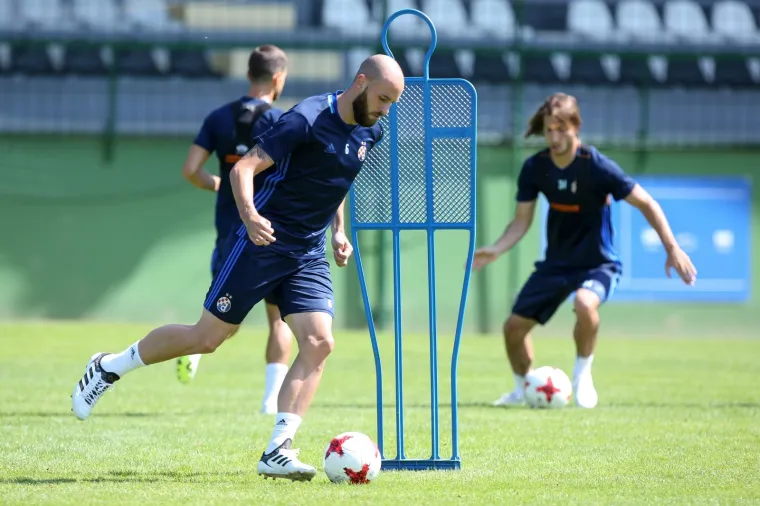 DOK VATRENI IGRAJU, DINAMOVCI SE PRIPREMAJU: Modri odradili trening u Moravskim Toplicama