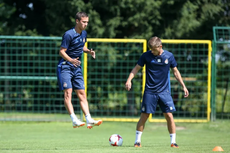 DOK VATRENI IGRAJU, DINAMOVCI SE PRIPREMAJU: Modri odradili trening u Moravskim Toplicama