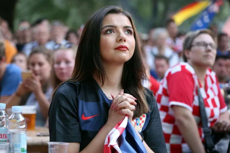 U Splitu, navijači su se okupili u Đardinu, u Zagrebu na Trgu bana  Jelačića... 
 U svim gradovima Hrvatske prati se utakmica na glavim trgovima, a čak je glazbeni festival INMusic zastao da bi se odgledao dvoboj s Islandom.