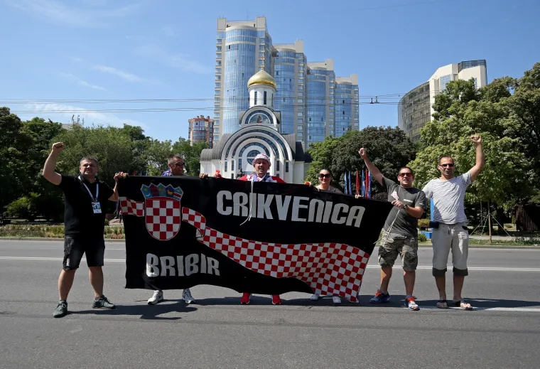 SPREMNI ZA VATRENU ATMOSFERU? ONI JESU! I Rostov na Donu obojan hrvatskim bojama, pogledajte raspoloženje navijača pred utakmicu