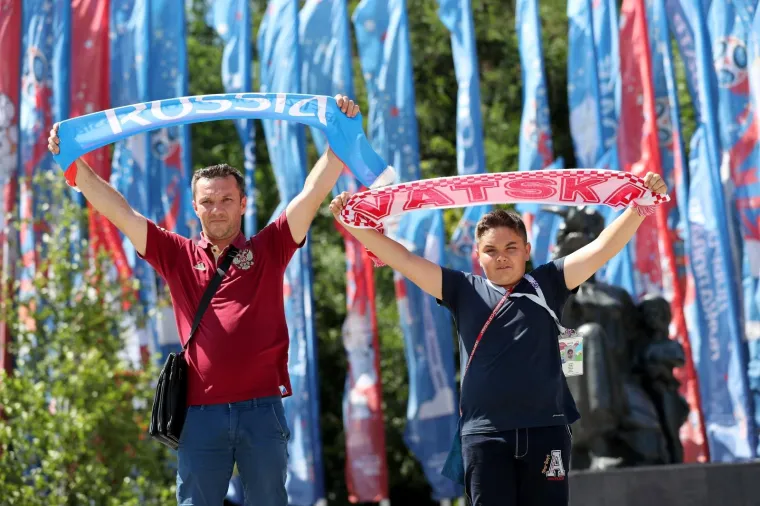 SPREMNI ZA VATRENU ATMOSFERU? ONI JESU! I Rostov na Donu obojan hrvatskim bojama, pogledajte raspoloženje navijača pred utakmicu