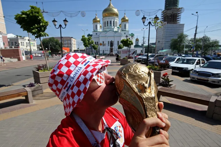 SPREMNI ZA VATRENU ATMOSFERU? ONI JESU! I Rostov na Donu obojan hrvatskim bojama, pogledajte raspoloženje navijača pred utakmicu