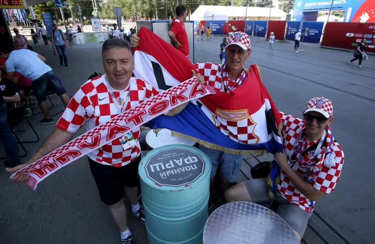 SPREMNI ZA VATRENU ATMOSFERU? ONI JESU! I Rostov na Donu obojan hrvatskim bojama, pogledajte raspoloženje navijača pred utakmicu