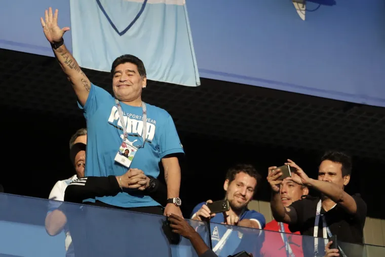 FOTO 90 minuta drame mu je bilo previ&scaron;e: Maradona zavr&scaron;io u bolnici, navodno jer mu je pozlilo