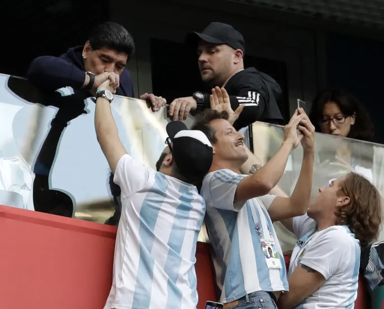 FOTO 90 minuta drame mu je bilo previ&scaron;e: Maradona zavr&scaron;io u bolnici, navodno jer mu je pozlilo