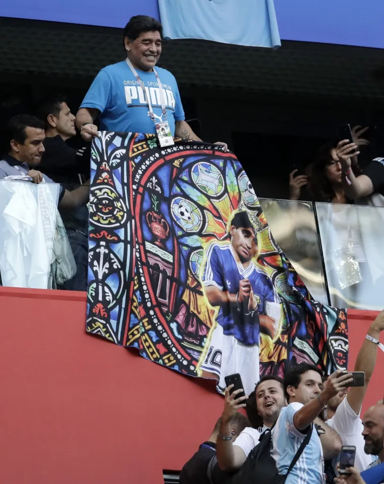 FOTO 90 minuta drame mu je bilo previ&scaron;e: Maradona zavr&scaron;io u bolnici, navodno jer mu je pozlilo