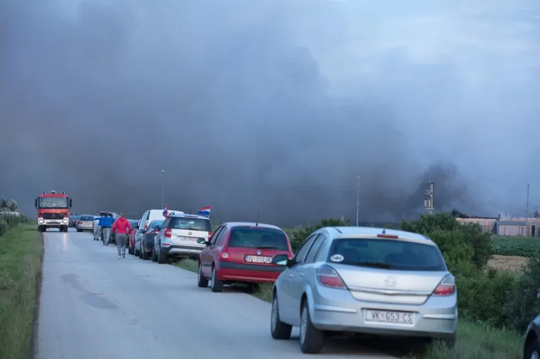 UŽAS KOD VINKOVACA: U požaru izgorjelo 1000 svinja