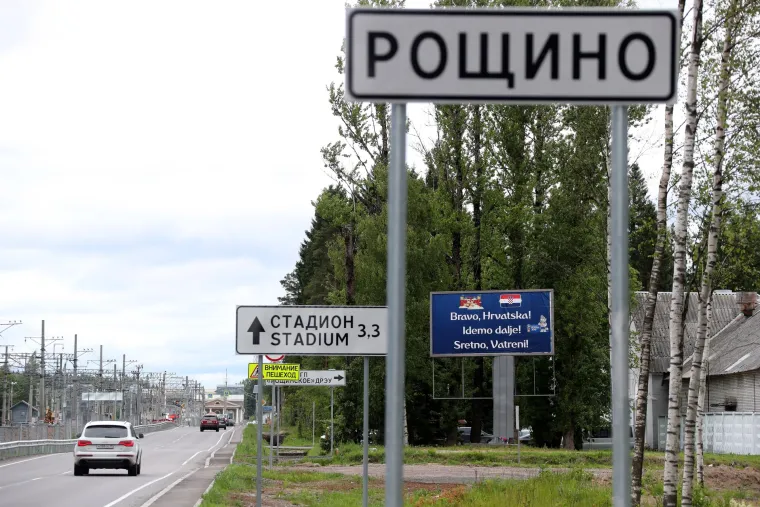 Poruke podr&scaron;ke Vatrenima dolaze sa svih strana, ovaj put s plakata na izlazu iz Ro&scaron;čina