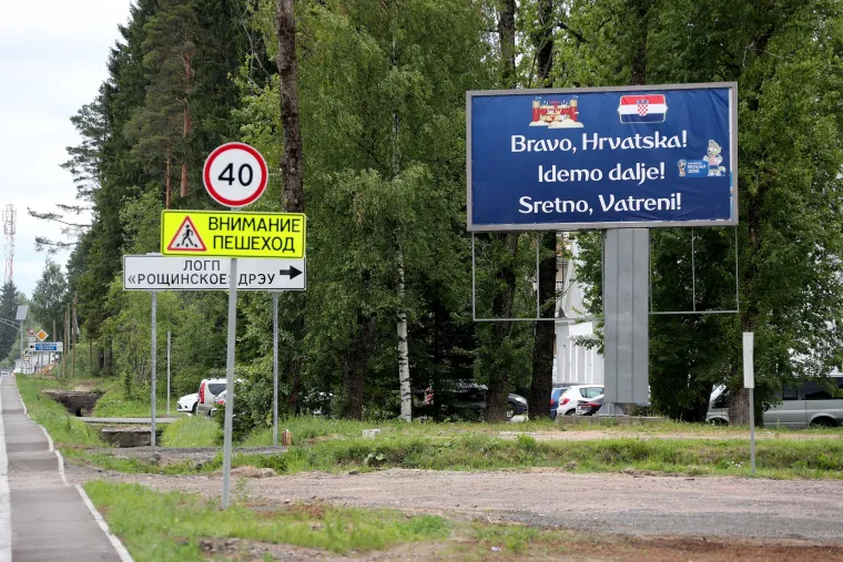 Poruke podr&scaron;ke Vatrenima dolaze sa svih strana, ovaj put s plakata na izlazu iz Ro&scaron;čina