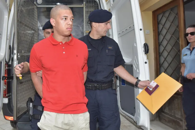 Ne&scaron;to prije 11 sati istražnom sucu Županijskog suda u Zadru priveden je Douglas C. osumnjičen za ubojstvo britanskog državljanina na Zrću.