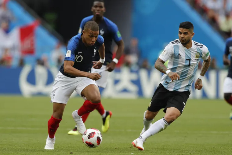 Sraz divova koji su mnogi očekivali u polufinalu ili finalu, s uzbuđenjem pratimo već na samom početku nokaut faze, ali kao i odgovor na pitanje koje postavlja cijeli svijet - može li Messi napokon biti pravi gazda na travnjaku, a ne samo u svlačionici.