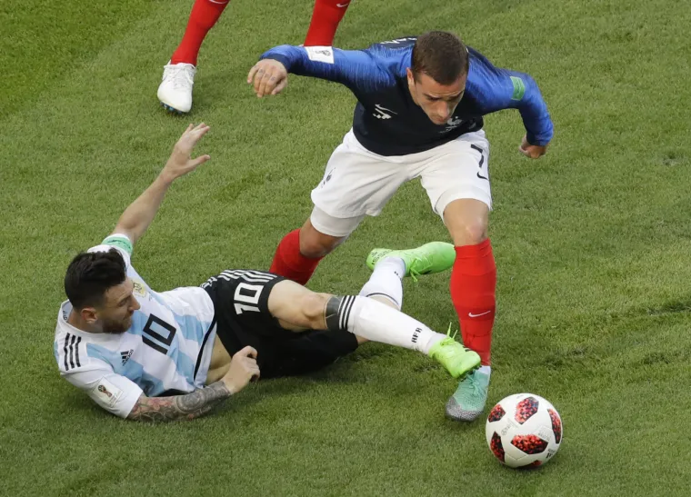 Sraz divova koji su mnogi očekivali u polufinalu ili finalu, s uzbuđenjem pratimo već na samom početku nokaut faze, ali kao i odgovor na pitanje koje postavlja cijeli svijet - može li Messi napokon biti pravi gazda na travnjaku, a ne samo u svlačionici.