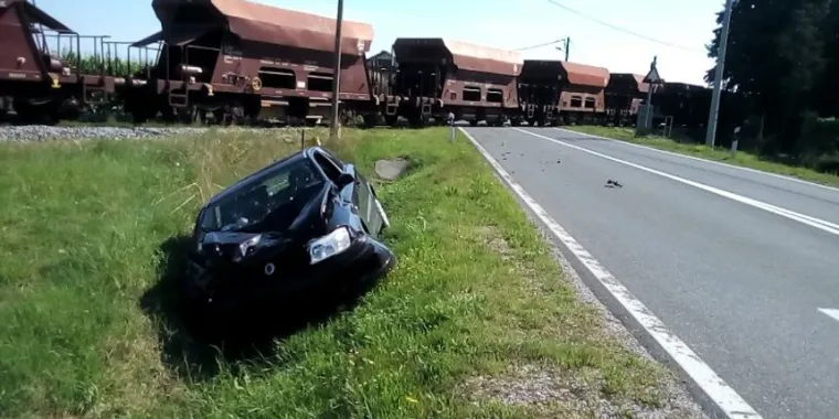 Vozačica osobnog automobila zabila se u spu&scaron;tenu rampu i potom u vlak