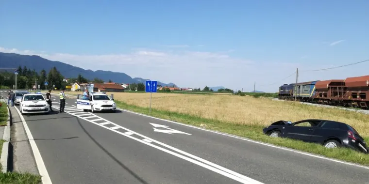 Vozačica osobnog automobila zabila se u spu&scaron;tenu rampu i potom u vlak